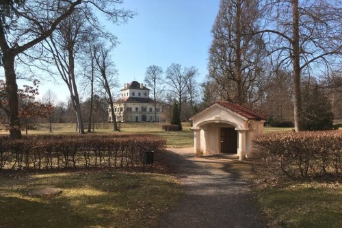 Ostrovský zámecký park platil v 17. století za osmý div světa,  i dnes návštěvníky okouzluje